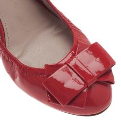 مملوكة مسبقًا حذاء فلات ميو ميو باليه بفيونكة بوبوي  جلد لامع أحمر مقاس 40
