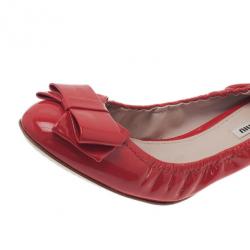 مملوكة مسبقًا حذاء فلات ميو ميو باليه بفيونكة بوبوي  جلد لامع أحمر مقاس 40
