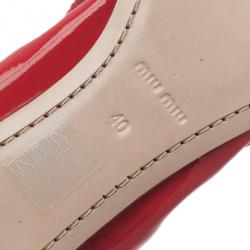 مملوكة مسبقًا حذاء فلات ميو ميو باليه بفيونكة بوبوي  جلد لامع أحمر مقاس 40