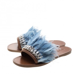 مملوكة مسبقًا صندل سلايد فلات ميو ميو ريش أزرق فاتح وجلد مزخرف كريستال سواروفسكي مقاس 37