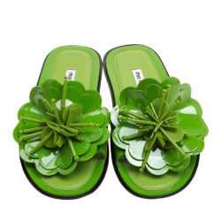 Pre Owned صندل سلايد ميو ميو جلد أخضر لامع وردة مزينة مقاس 38