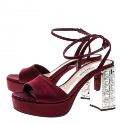 مملوكة مسبقًا صندل ميو ميو ساتان أسود مزخرف كريستال كعب مربع سميك بحزام للكاحل مقاس 40