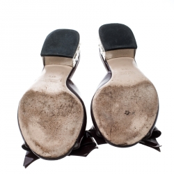 Pre Owned حذاء سلايد فلات ميو ميو كعب مجوهرات تفاصيل فيونكة جلد وردي محمر لامع مقاس 38