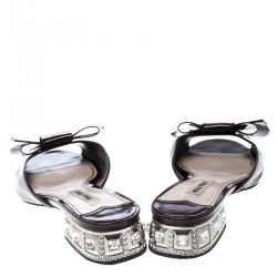 Pre Owned حذاء سلايد فلات ميو ميو كعب مجوهرات تفاصيل فيونكة جلد وردي محمر لامع مقاس 38