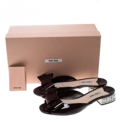 Pre Owned حذاء سلايد فلات ميو ميو كعب مجوهرات تفاصيل فيونكة جلد وردي محمر لامع مقاس 38