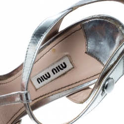 Pre Owned صندل ميو ميو جلد فضي سير حرف T مزخرف كعب مزخرف كريستال نعل سميك مقاس 38