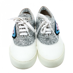 مملوكة مسبقًا حذاء رياضي ميو ميو أربطة خرز غليتر أبيض/ فضي مقاس 39