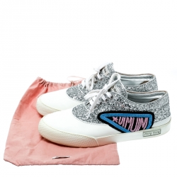 مملوكة مسبقًا حذاء رياضي ميو ميو أربطة خرز غليتر أبيض/ فضي مقاس 39