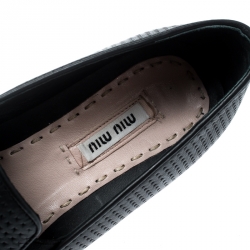 مملوكة مسبقًا Miu Miu Black Perforated Leather Metal Cap Toe Pointed Toe Sneakers Size 38.5