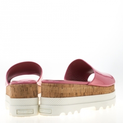 مملوكة مسبقًا Miu Miu Pink Patent Leather Cork Platform Slide 37