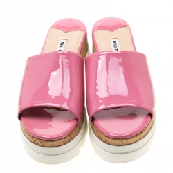 مملوكة مسبقًا Miu Miu Pink Patent Leather Cork Platform Slide 37