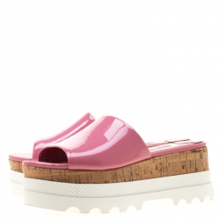 مملوكة مسبقًا Miu Miu Pink Patent Leather Cork Platform Slide 37