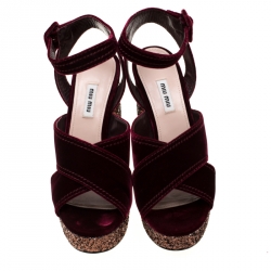 Pre Owned صندل ميو ميو سير كاحل نعل سميك حواف غليتر قطيفة عنابي مقاس 39.5