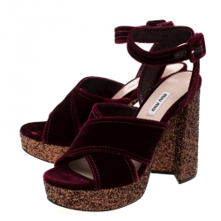 Pre Owned صندل ميو ميو سير كاحل نعل سميك حواف غليتر قطيفة عنابي مقاس 39.5