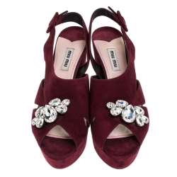 Pre Owned صندل ميو ميو كعب عريض نعل سميك مزخرف كريستال سويدي عنابي مقاس 38