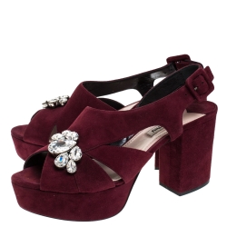 Pre Owned صندل ميو ميو كعب عريض نعل سميك مزخرف كريستال سويدي عنابي مقاس 38