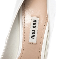 Pre Owned حذاء كعب عالي ميو ميو مقدمة مدببة ساتان مرصع كريستال ولؤلؤ بيج مقاس 36.5