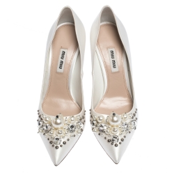 Pre Owned حذاء كعب عالي ميو ميو مقدمة مدببة ساتان مرصع كريستال ولؤلؤ بيج مقاس 36.5