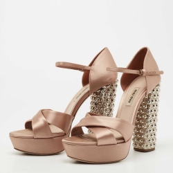 مملوكة مسبقًا Miu Miu Pink Satin Crystal Embellished Platform Ankle Strap Sandals Size 38