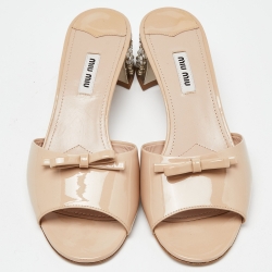 مملوكة مسبقًا Miu Miu Beige Patent Leather Crystal Embellishment Mule Sandals Size 40