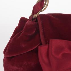 مملوكة مسبقًا Moschino Satin Bow Red Velvet Clutch