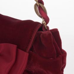 مملوكة مسبقًا Moschino Satin Bow Red Velvet Clutch