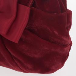 مملوكة مسبقًا Moschino Satin Bow Red Velvet Clutch