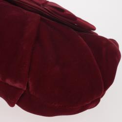 مملوكة مسبقًا Moschino Satin Bow Red Velvet Clutch