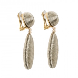 مملوكة مسبقًا أقراط أوسكار دي لارينتا خيوط ذهبية اللون بكلبس متدلية