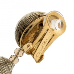 مملوكة مسبقًا أقراط أوسكار دي لارينتا خيوط ذهبية اللون بكلبس متدلية