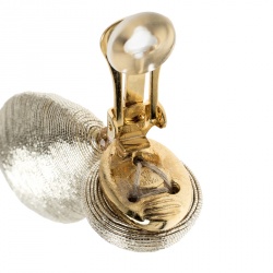 مملوكة مسبقًا أقراط أوسكار دي لارينتا خيوط ذهبية اللون بكلبس متدلية