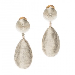 مملوكة مسبقًا أقراط أوسكار دي لارينتا خيوط ذهبية اللون بكلبس متدلية