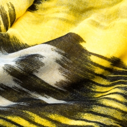 مملوكة مسبقًا Oscar de la Renta Yellow Ikat Motif Printed Fringed Edge Scarf 