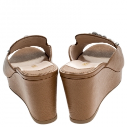 مملوكة مسبقًا Prada Brown Saffiano Leather Crystal Embellished Open Toe Platform Wedge Sandals Size 38.5 