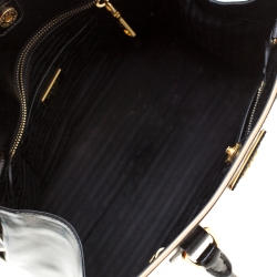 Pre Owned Prada Black/Cream Patent Leather Pyramid Frame Top Handle Bag