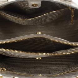 مملوكة مسبقًا Prada Daino Zip-Top Tote