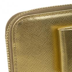 Pre Owned محفظة برادا جلد سافيانو ذهبي بسحاب و فيونكة