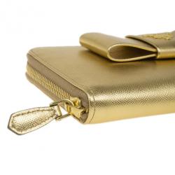 Pre Owned محفظة برادا جلد سافيانو ذهبي بسحاب و فيونكة