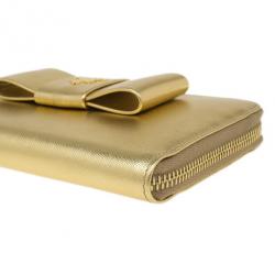 Pre Owned محفظة برادا جلد سافيانو ذهبي بسحاب و فيونكة