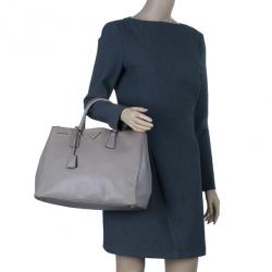 مملوكة مسبقًا Prada Clay Grey Saffiano Lux Medium Double-Zip Tote