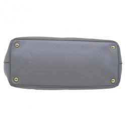 مملوكة مسبقًا Prada Clay Grey Saffiano Lux Medium Double-Zip Tote