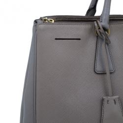 مملوكة مسبقًا Prada Clay Grey Saffiano Lux Medium Double-Zip Tote
