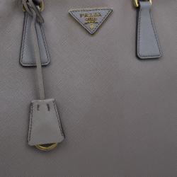 مملوكة مسبقًا Prada Clay Grey Saffiano Lux Medium Double-Zip Tote