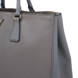 مملوكة مسبقًا Prada Clay Grey Saffiano Lux Medium Double-Zip Tote