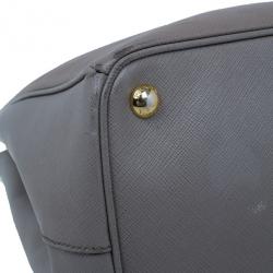 مملوكة مسبقًا Prada Clay Grey Saffiano Lux Medium Double-Zip Tote