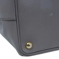مملوكة مسبقًا Prada Clay Grey Saffiano Lux Medium Double-Zip Tote