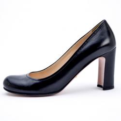 مملوكة مسبقًا Prada Black Leather Round Toe Pumps Size 38.5