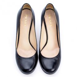 مملوكة مسبقًا Prada Black Leather Round Toe Pumps Size 38.5
