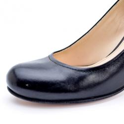 مملوكة مسبقًا Prada Black Leather Round Toe Pumps Size 38.5