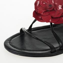 مملوكة مسبقًا Prada Black Patent Leather Flower Flat Sandals Size 36.5